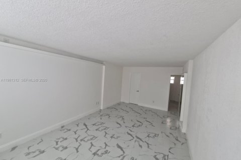 Copropriété à vendre à North Miami Beach, Floride: 2 chambres, 101.64 m2 № 2046883 - photo 13