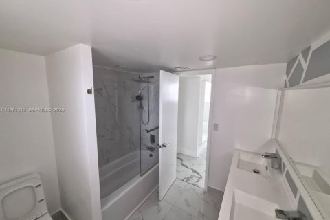 Copropriété à vendre à North Miami Beach, Floride: 2 chambres, 101.64 m2 № 2046883 - photo 4