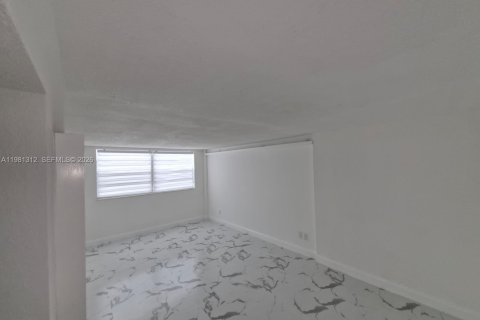 Copropriété à vendre à North Miami Beach, Floride: 2 chambres, 101.64 m2 № 2046883 - photo 3