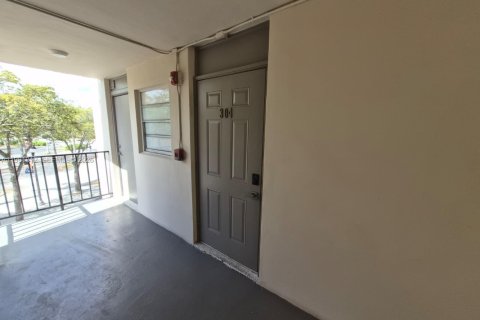 Copropriété à vendre à North Miami Beach, Floride: 2 chambres, 101.64 m2 № 2046883 - photo 12