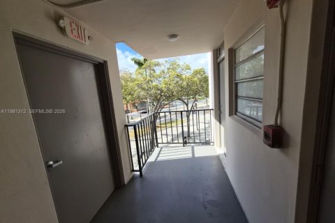 Copropriété à vendre à North Miami Beach, Floride: 2 chambres, 101.64 m2 № 2046883 - photo 11