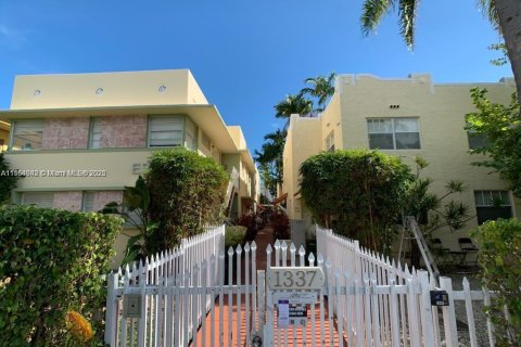 Condo in Miami Beach, Florida, 1 bedroom  № 1872748 - photo 1