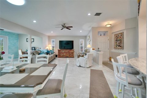 Condo in Sun City Center, Florida, 2 bedrooms  № 1561000 - photo 8