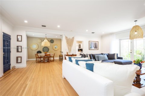 House in Miami, Florida 3 bedrooms, 170.94 sq.m. № 1967748 - photo 12