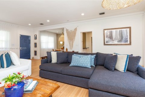 House in Miami, Florida 3 bedrooms, 170.94 sq.m. № 1967748 - photo 7