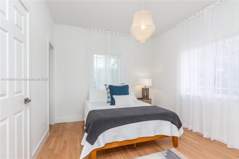 House in Miami, Florida 3 bedrooms, 170.94 sq.m. № 1967748 - photo 11