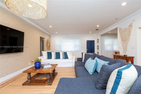 House in Miami, Florida 3 bedrooms, 170.94 sq.m. № 1967748 - photo 13