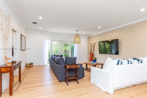 House in Miami, Florida 3 bedrooms, 170.94 sq.m. № 1967748 - photo 6