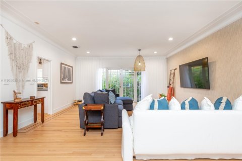 House in Miami, Florida 3 bedrooms, 170.94 sq.m. № 1967748 - photo 15