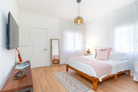 House in Miami, Florida 3 bedrooms, 170.94 sq.m. № 1967748 - photo 17