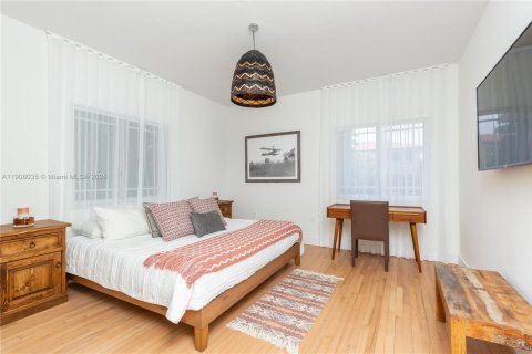 House in Miami, Florida 3 bedrooms, 170.94 sq.m. № 1967748 - photo 20