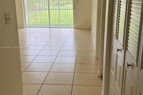 Copropriété à louer à Lauderhill, Floride: 1 chambre, 67.45 m2 № 2170995 - photo 4