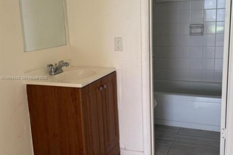 Copropriété à louer à Lauderhill, Floride: 1 chambre, 67.45 m2 № 2170995 - photo 9