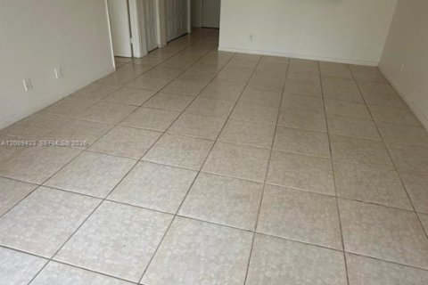 Copropriété à louer à Lauderhill, Floride: 1 chambre, 67.45 m2 № 2170995 - photo 2