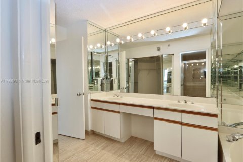 Condominio en venta en Aventura, Florida, 2 dormitorios, 109.9 m2 № 1863615 - foto 17