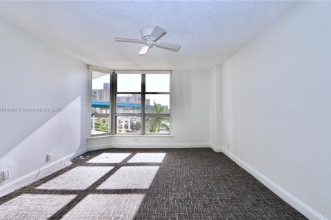 Condominio en venta en Aventura, Florida, 2 dormitorios, 109.9 m2 № 1863615 - foto 14