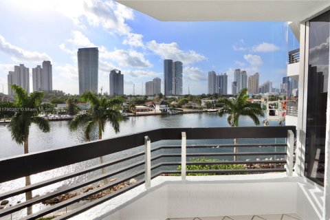 Condominio en venta en Aventura, Florida, 2 dormitorios, 109.9 m2 № 1863615 - foto 1