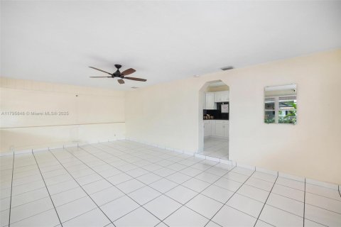 House in Miami, Florida 3 bedrooms, 159.79 sq.m. № 1712879 - photo 21
