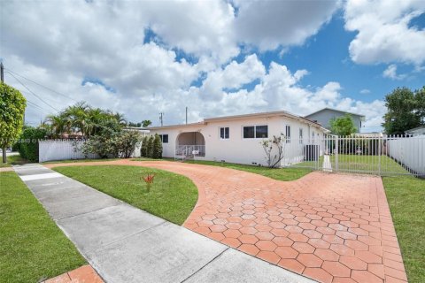 House in Miami, Florida 3 bedrooms, 159.79 sq.m. № 1712879 - photo 3
