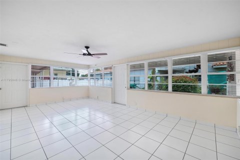 House in Miami, Florida 3 bedrooms, 159.79 sq.m. № 1712879 - photo 20