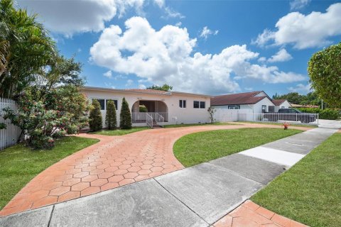 House in Miami, Florida 3 bedrooms, 159.79 sq.m. № 1712879 - photo 1