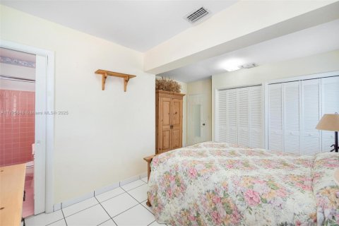 House in Miami, Florida 3 bedrooms, 159.79 sq.m. № 1712879 - photo 14