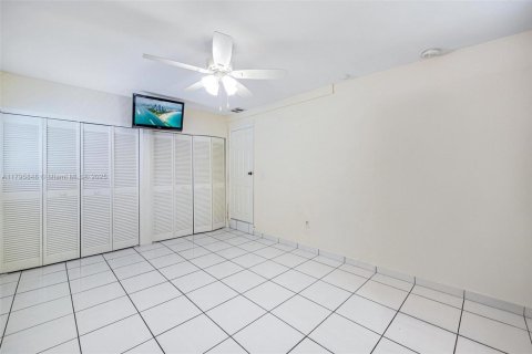 House in Miami, Florida 3 bedrooms, 159.79 sq.m. № 1712879 - photo 8