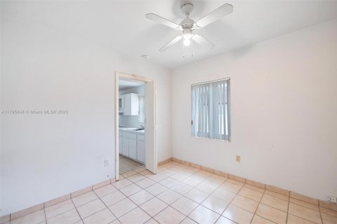 House in Miami, Florida 3 bedrooms, 159.79 sq.m. № 1712879 - photo 28
