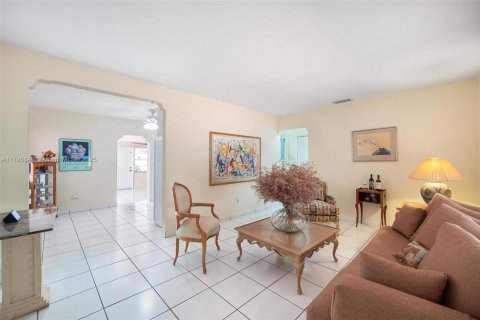 House in Miami, Florida 3 bedrooms, 159.79 sq.m. № 1712879 - photo 9