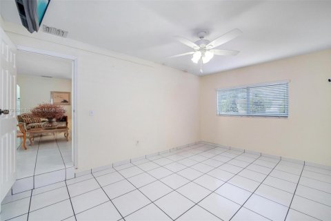 House in Miami, Florida 3 bedrooms, 159.79 sq.m. № 1712879 - photo 7