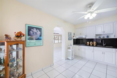 House in Miami, Florida 3 bedrooms, 159.79 sq.m. № 1712879 - photo 17