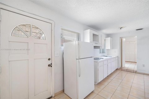 House in Miami, Florida 3 bedrooms, 159.79 sq.m. № 1712879 - photo 24