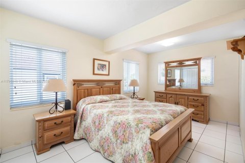 House in Miami, Florida 3 bedrooms, 159.79 sq.m. № 1712879 - photo 13