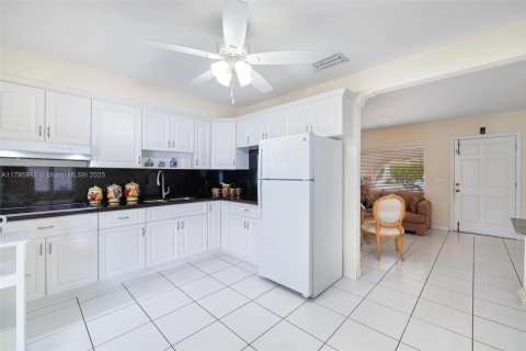 House in Miami, Florida 3 bedrooms, 159.79 sq.m. № 1712879 - photo 18