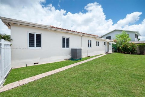 House in Miami, Florida 3 bedrooms, 159.79 sq.m. № 1712879 - photo 30