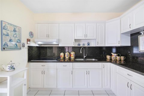 House in Miami, Florida 3 bedrooms, 159.79 sq.m. № 1712879 - photo 19