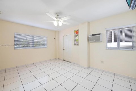 House in Miami, Florida 3 bedrooms, 159.79 sq.m. № 1712879 - photo 6