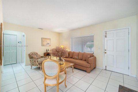 House in Miami, Florida 3 bedrooms, 159.79 sq.m. № 1712879 - photo 10