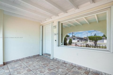 House in Miami, Florida 3 bedrooms, 159.79 sq.m. № 1712879 - photo 5