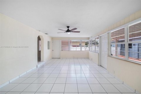 House in Miami, Florida 3 bedrooms, 159.79 sq.m. № 1712879 - photo 29