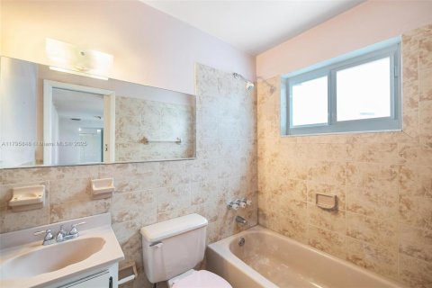 House in Miami, Florida 3 bedrooms, 159.79 sq.m. № 1712879 - photo 25