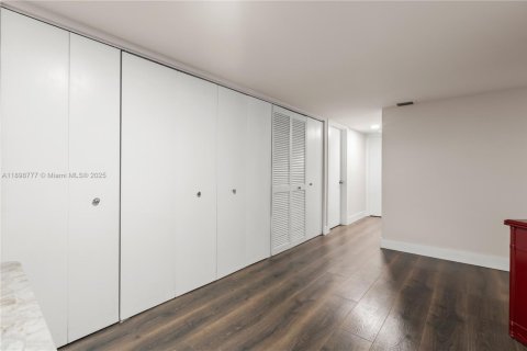 Condo in Miami, Florida, 3 bedrooms № 1950690 - photo 7