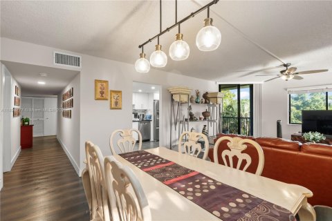 Condo in Miami, Florida, 3 bedrooms № 1950690 - photo 22