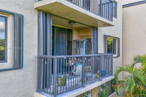 Condo in Miami, Florida, 3 bedrooms № 1950690 - photo 24