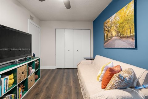 Condo in Miami, Florida, 3 bedrooms № 1950690 - photo 13