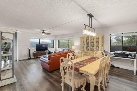 Condo in Miami, Florida, 3 bedrooms № 1950690 - photo 11