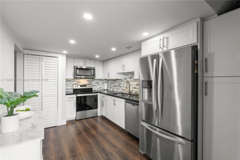 Condo in Miami, Florida, 3 bedrooms № 1950690 - photo 9