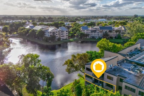 Condo in Miami, Florida, 3 bedrooms № 1950690 - photo 1