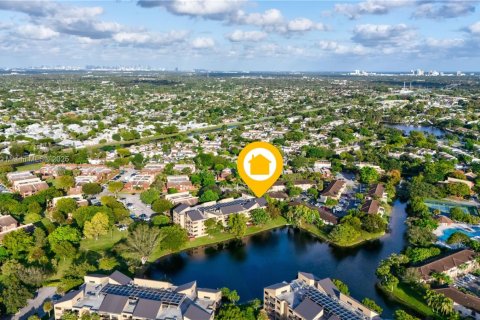 Condo in Miami, Florida, 3 bedrooms № 1950690 - photo 2