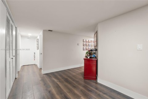 Condo in Miami, Florida, 3 bedrooms № 1950690 - photo 6
